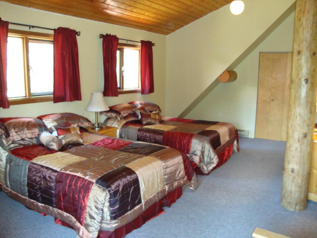 קלירווטר Helmcken Falls Lodge Cabin Rooms And Rv Park מראה חיצוני תמונה