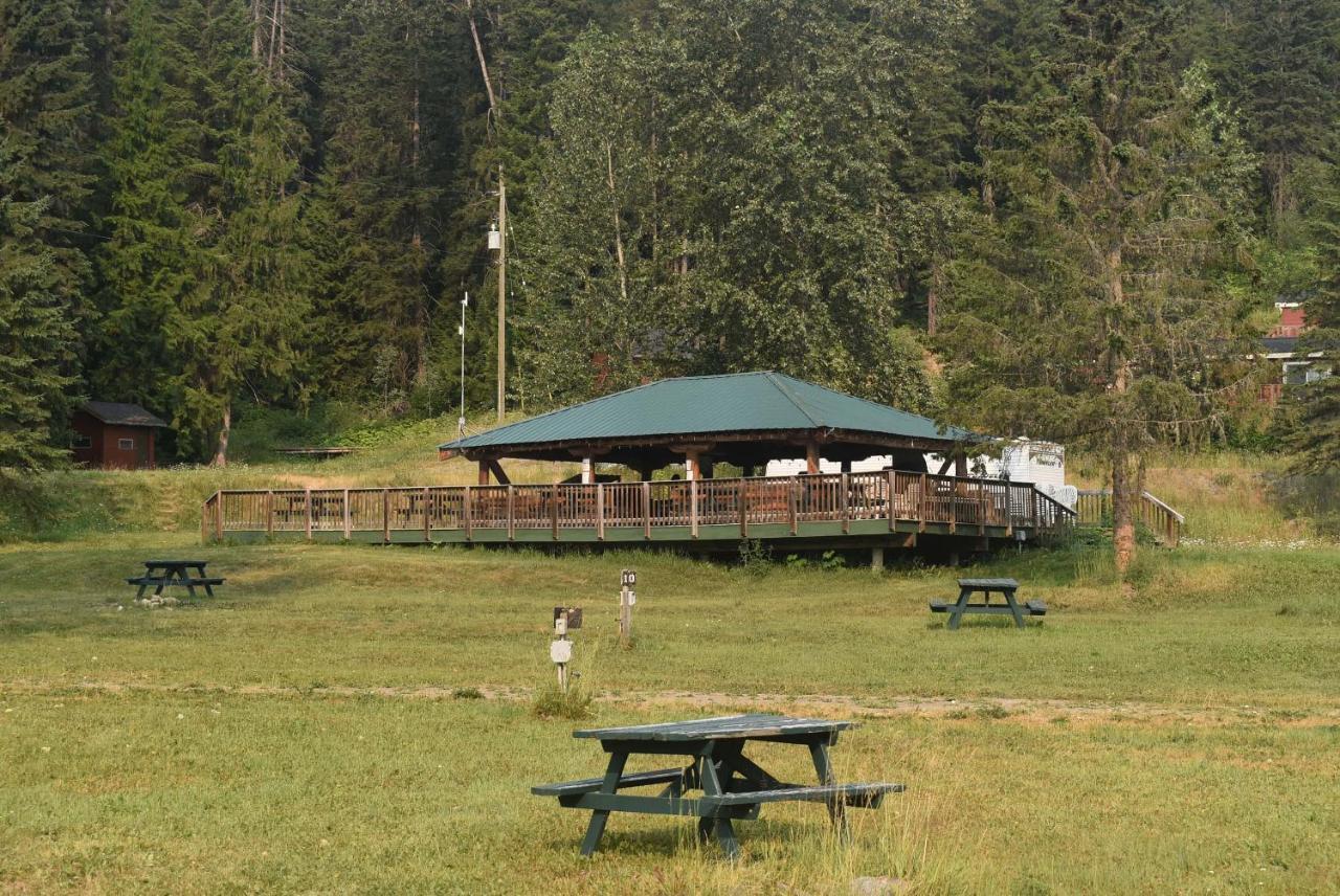 קלירווטר Helmcken Falls Lodge Cabin Rooms And Rv Park מראה חיצוני תמונה