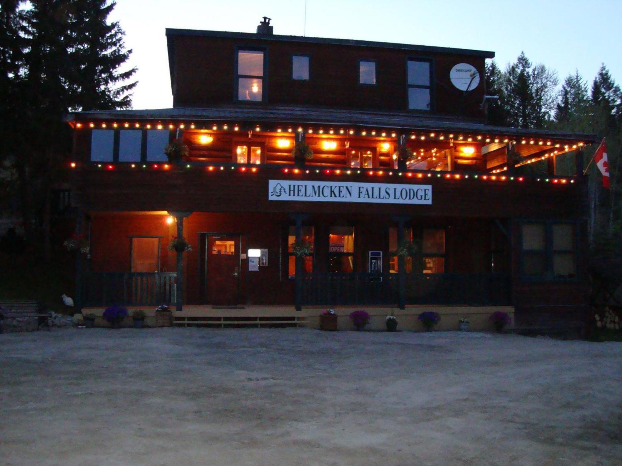 קלירווטר Helmcken Falls Lodge Cabin Rooms And Rv Park מראה חיצוני תמונה