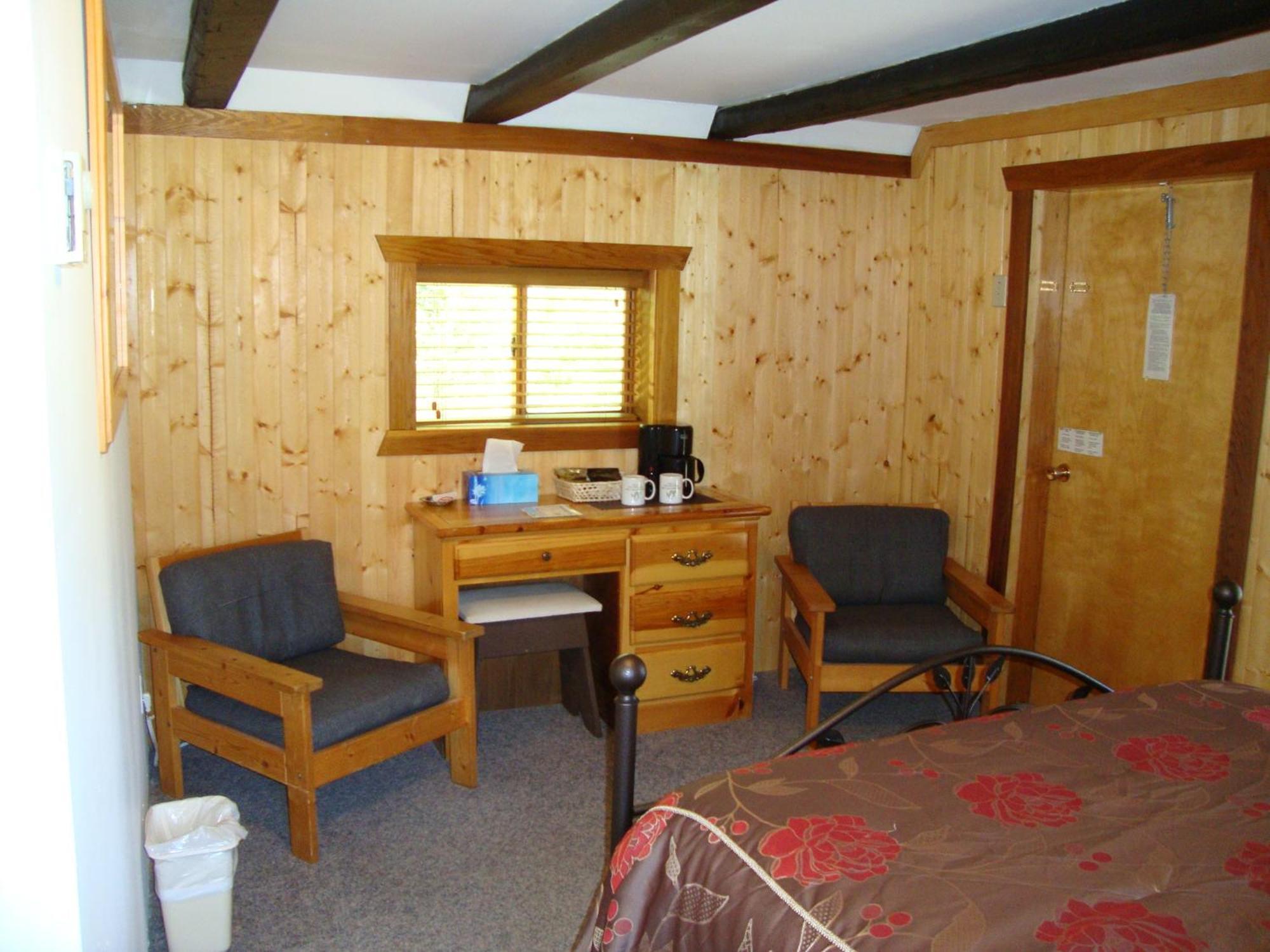 קלירווטר Helmcken Falls Lodge Cabin Rooms And Rv Park מראה חיצוני תמונה