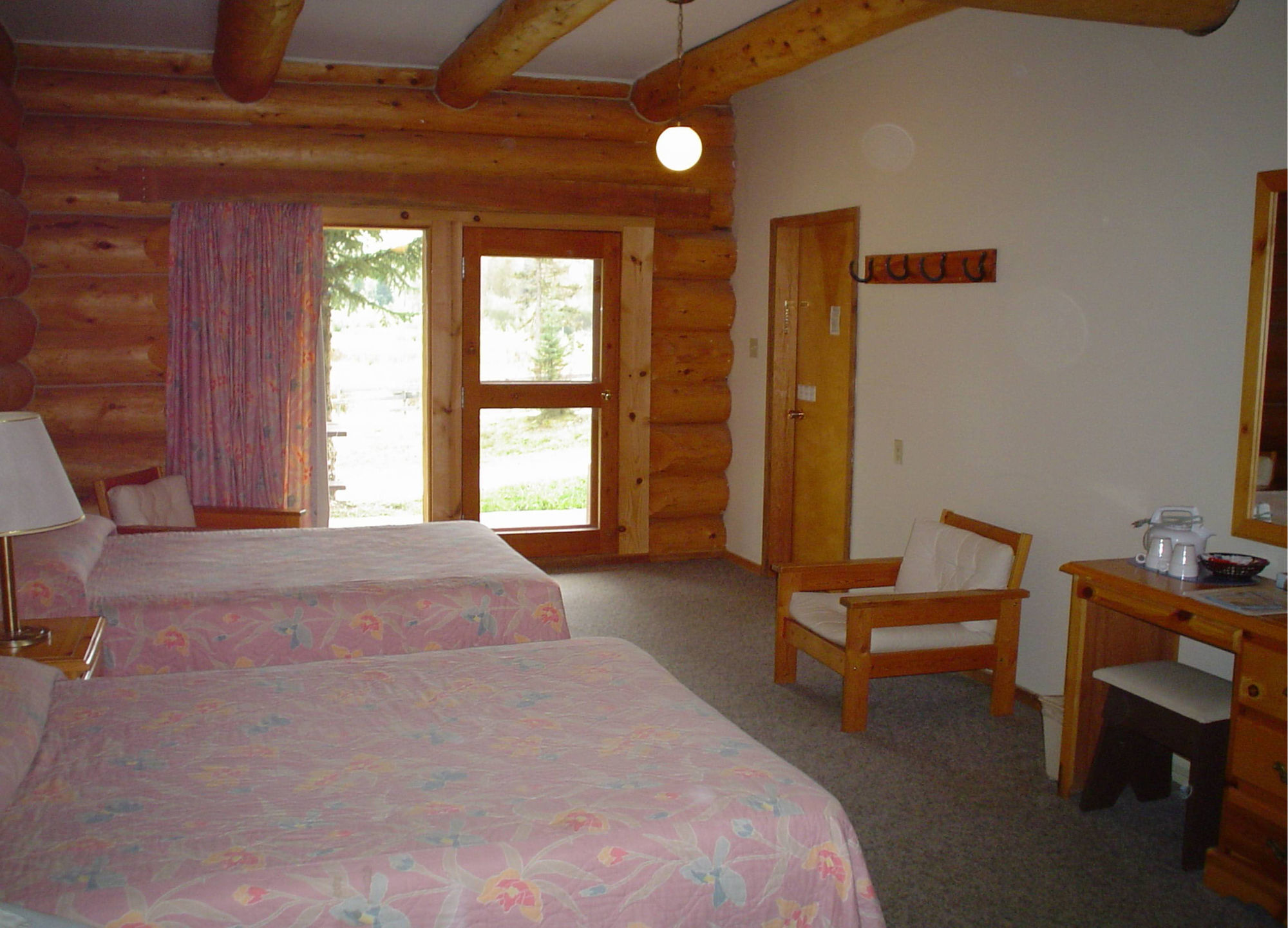 קלירווטר Helmcken Falls Lodge Cabin Rooms And Rv Park מראה חיצוני תמונה